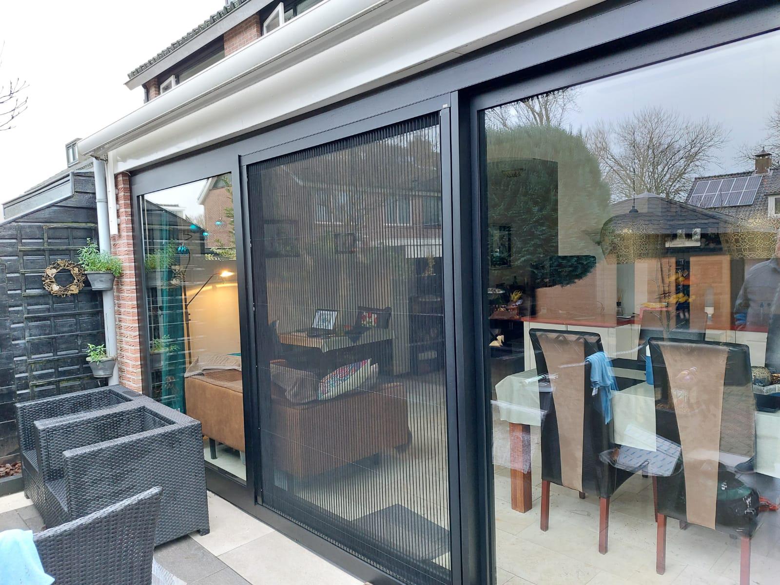 Grote kunststof schuifpui woning
