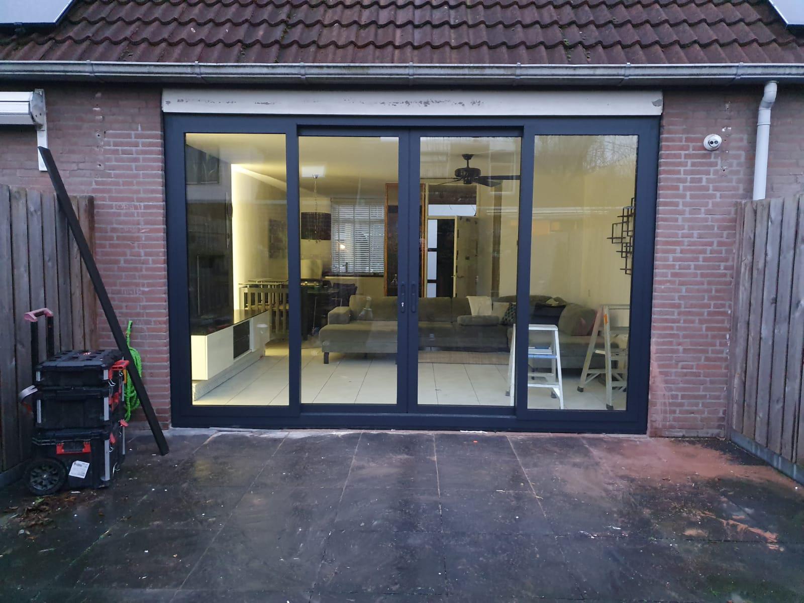 Antraciet kozijnen met voordeur renovatie
