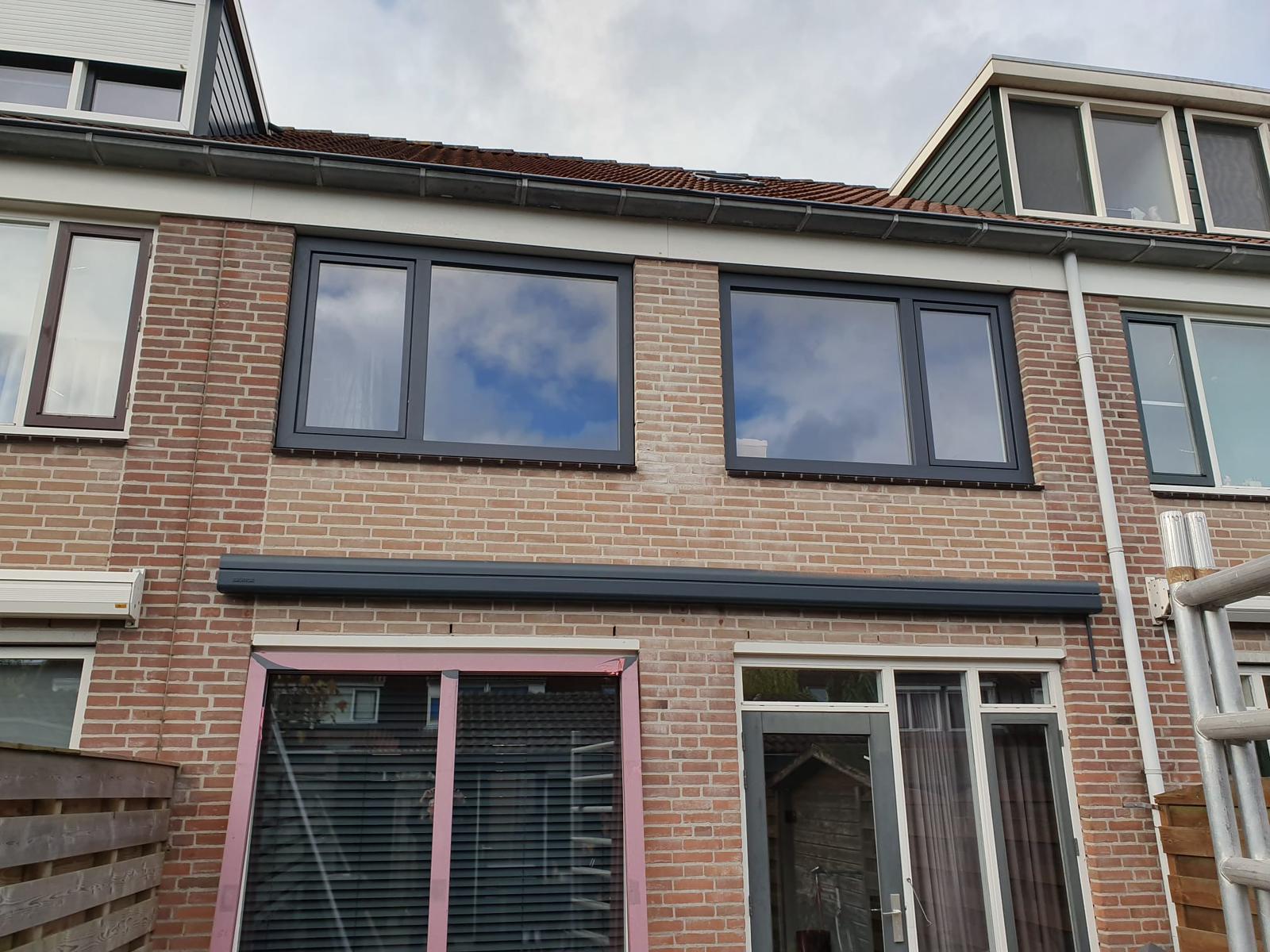 Voordeur antraciet met zijlichten